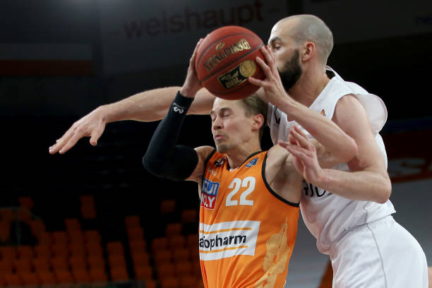 球队阵容趋 球队阵容趋